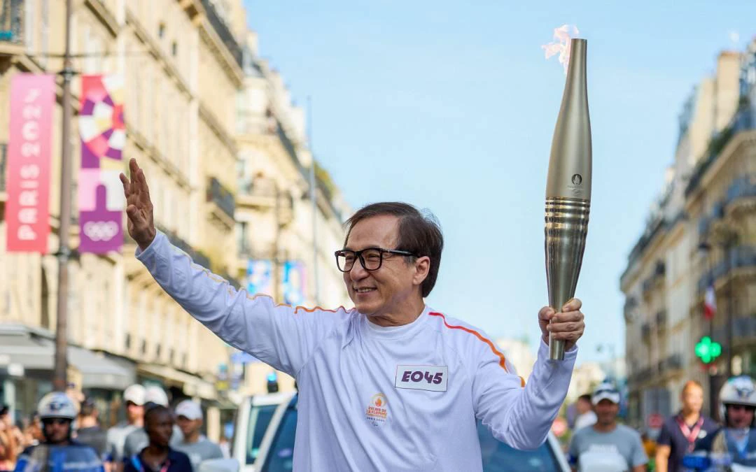 പാരലിമ്ബിക്‌സില്‍ ദീപശിഖയുമായി ജാക്കി ചാൻ; ആവേശത്തോടെ ആരാധകര്‍