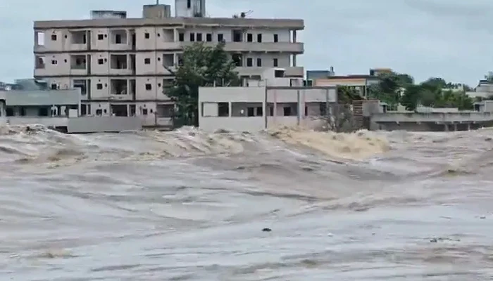 ആന്ധ്രയിലും തെലുങ്കാനയിലും കനത്ത വെള്ളപ്പൊക്കം