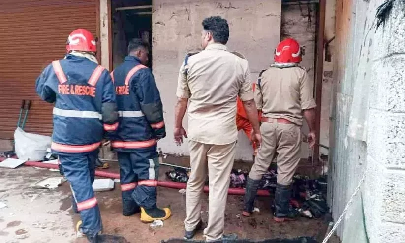 ഇരിങ്ങാലക്കുടയിലെ വസ്ത്രശാലയില്‍ തീപിടിത്തം; പത്തുലക്ഷം രൂപയുടെ നഷ്ടം